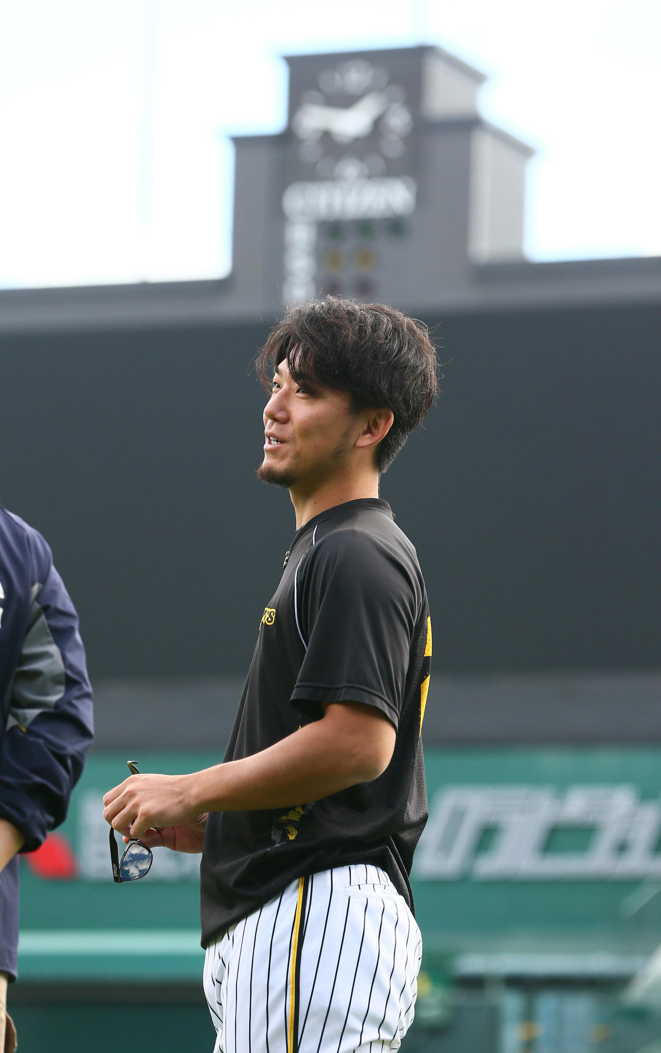 リラックスした表情を見せる阪神伊藤将（撮影・上山淳一）