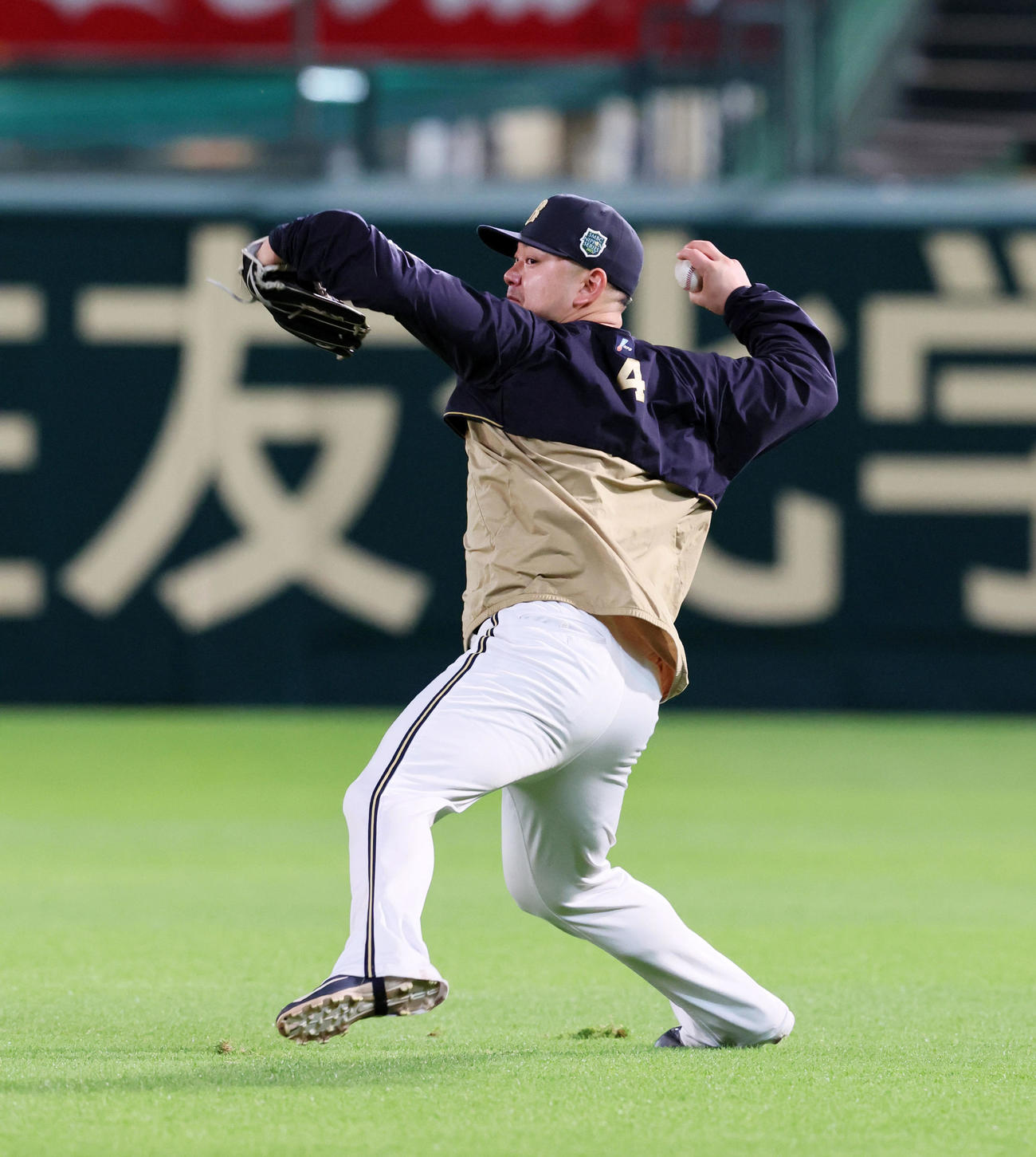 右翼でシートノックを受ける森（撮影・加藤哉）