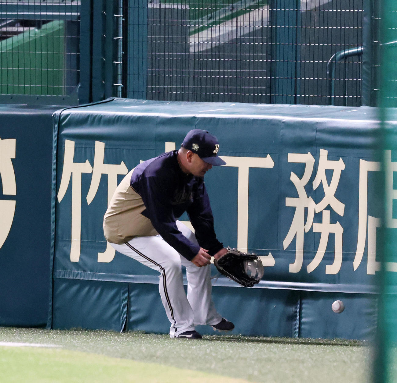 右翼でシートノックを受ける森（撮影・加藤哉）