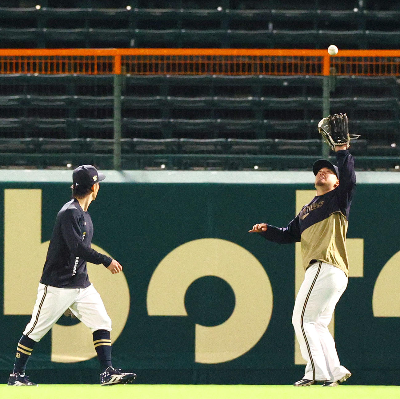 オリックス森（右）は外野でフライを捕球する（撮影・上山淳一）