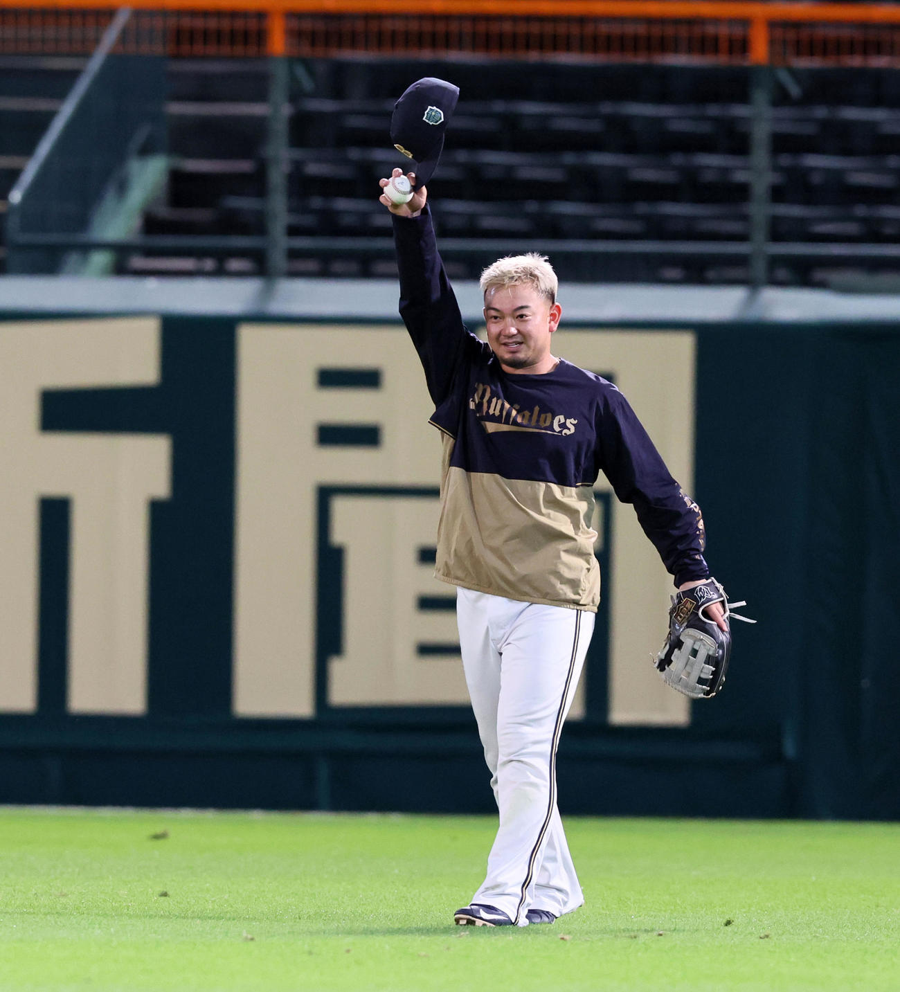 ノックを受けた森は最後の打球を処理し帽子を取ってあいさつする（撮影・加藤哉）