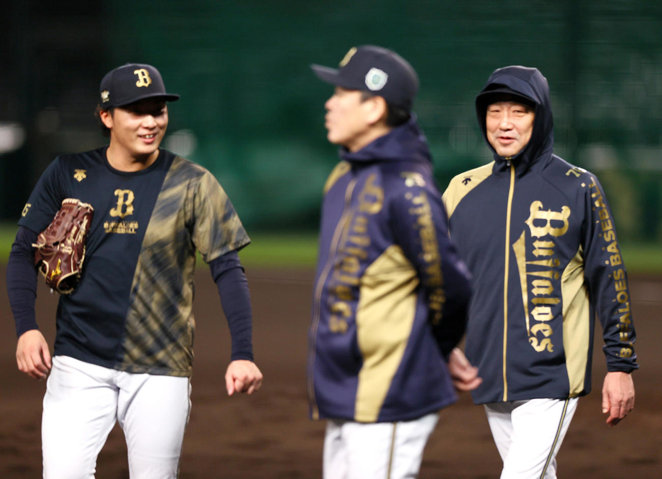 甲子園球場のマウンドを確かめたオリックス東（左）と笑顔で話すオリックス中嶋監督（右）（撮影・上山淳一）