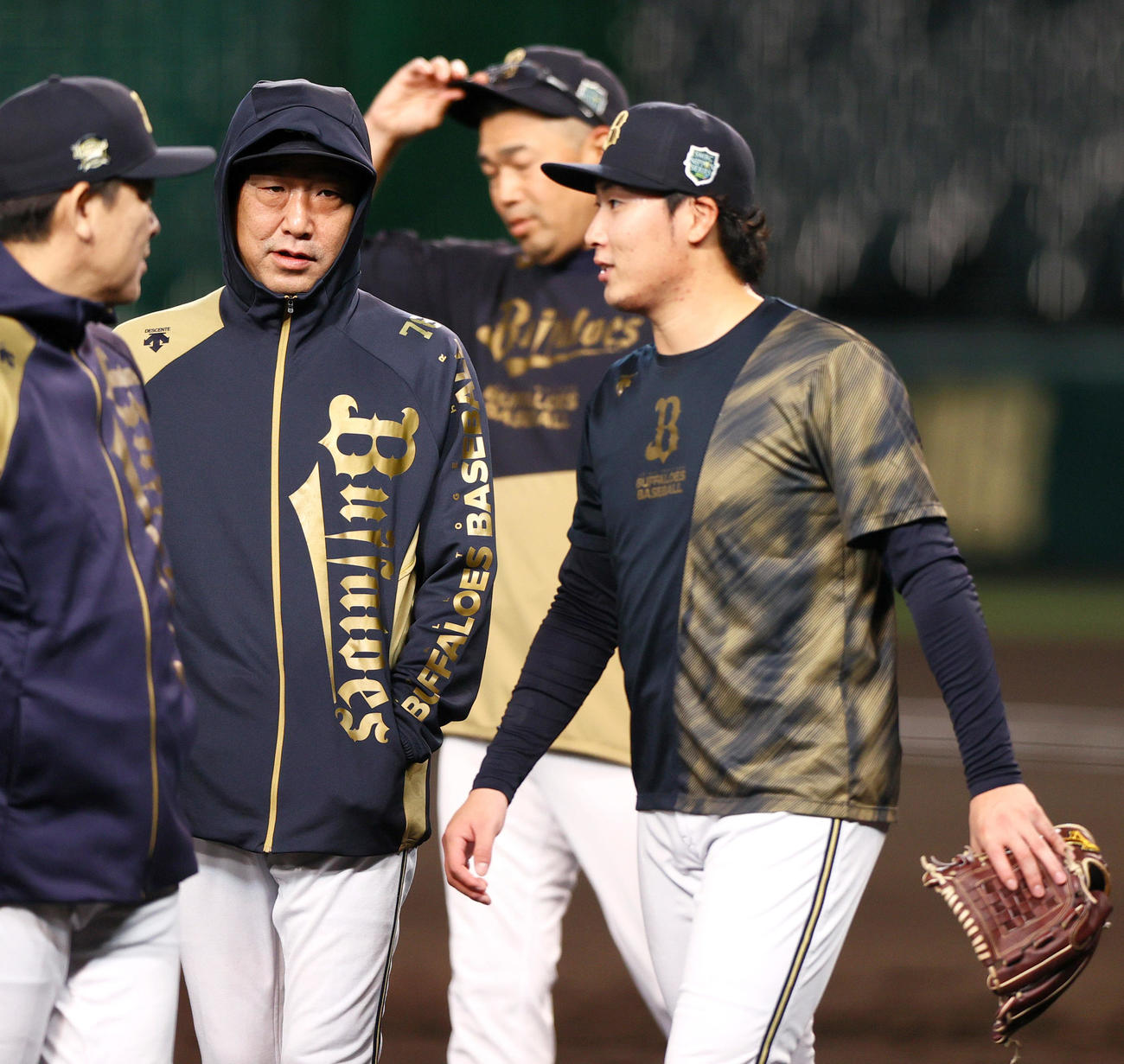 甲子園球場のマウンドを確かめたオリックス東（右）に話しかけるオリックス中嶋監督（左から2人目）（撮影・上山淳一）