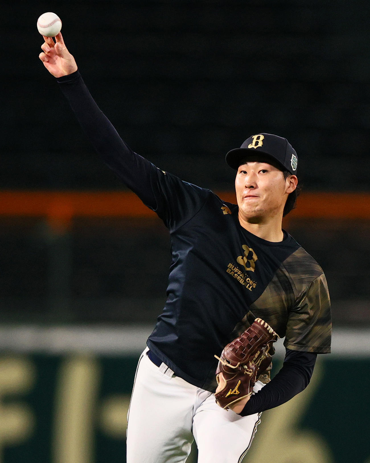 甲子園球場でキャッチボールするオリックス東（撮影・上山淳一）