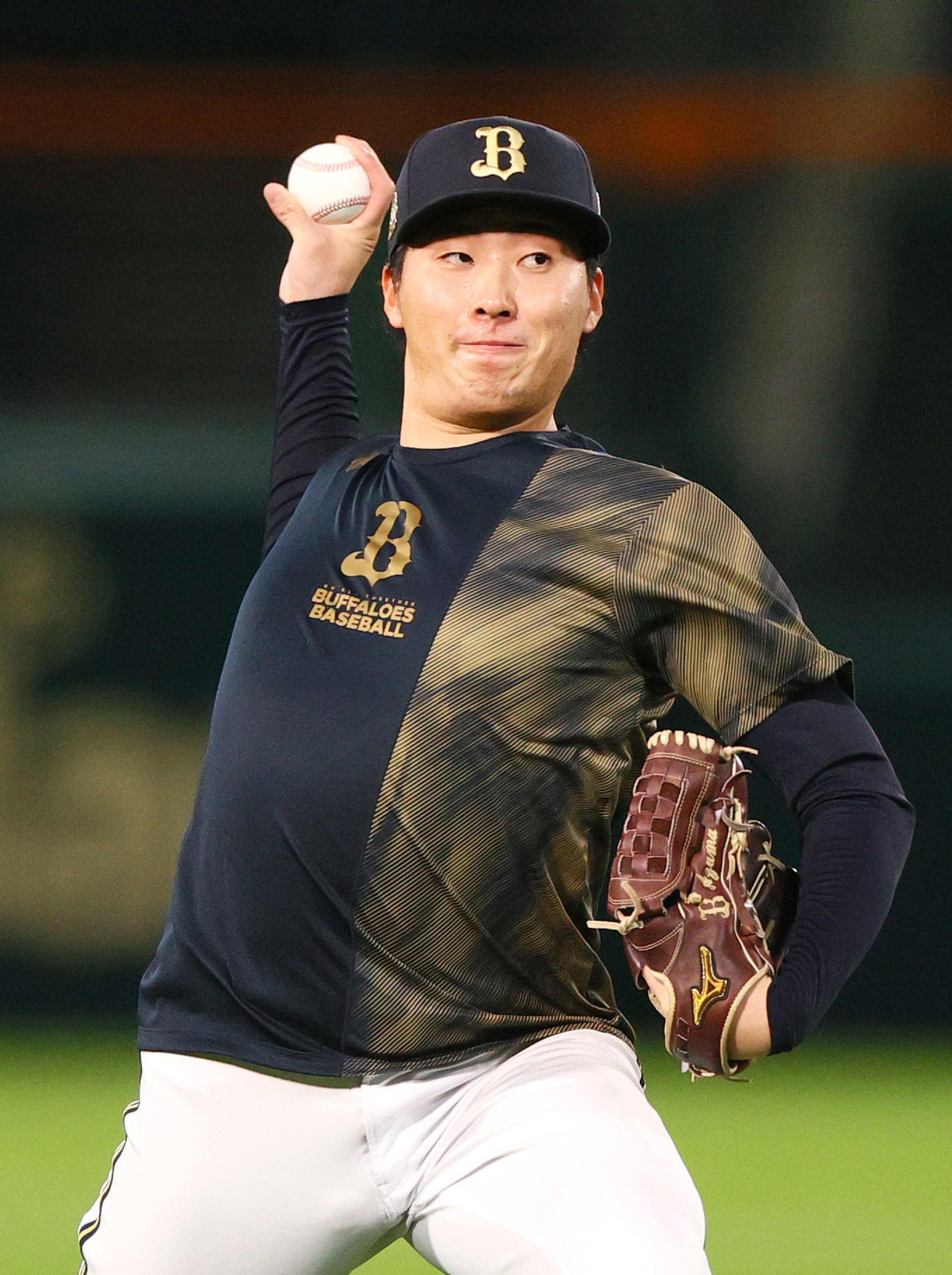 甲子園球場でキャッチボールするオリックス東（撮影・上山淳一）