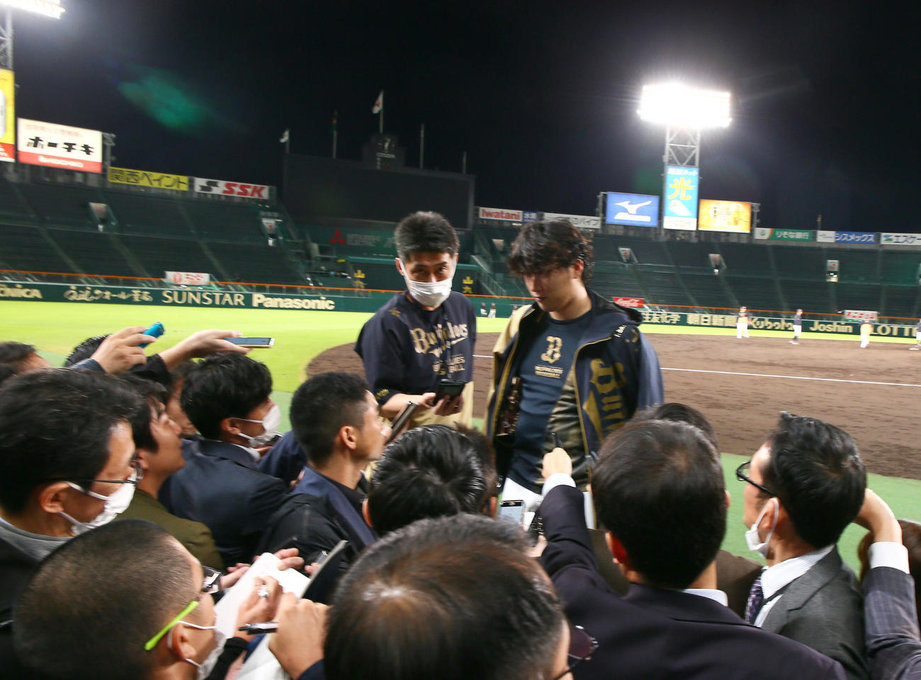 練習を終えたオリックス東は報道陣の取材を受ける（撮影・上山淳一）