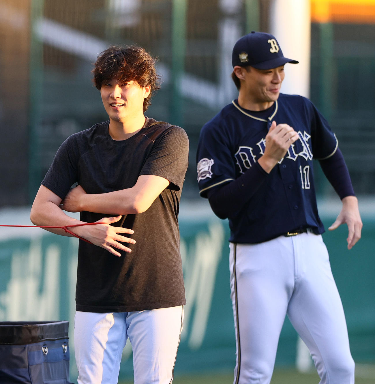 リラックスしながら練習に励むオリックス東（左）とオリックス山崎福（撮影・上山淳一）