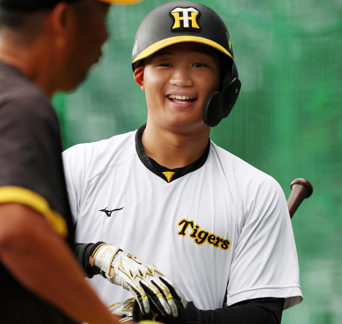 ティー打撃中、笑顔を見せる阪神森下（撮影・加藤哉）