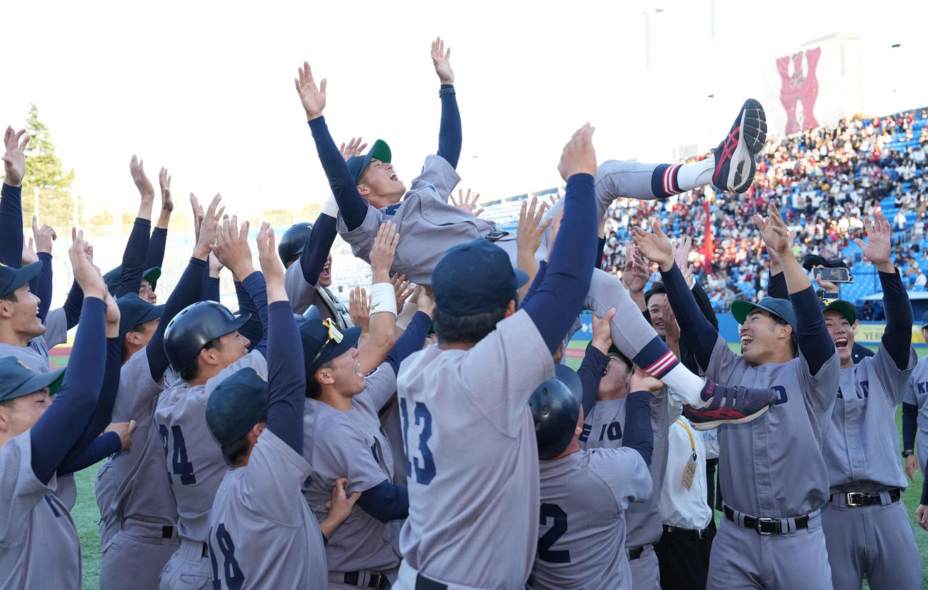 慶大対早大　優勝し、胴上げされる慶大・関学生コーチ（撮影・鈴木みどり）