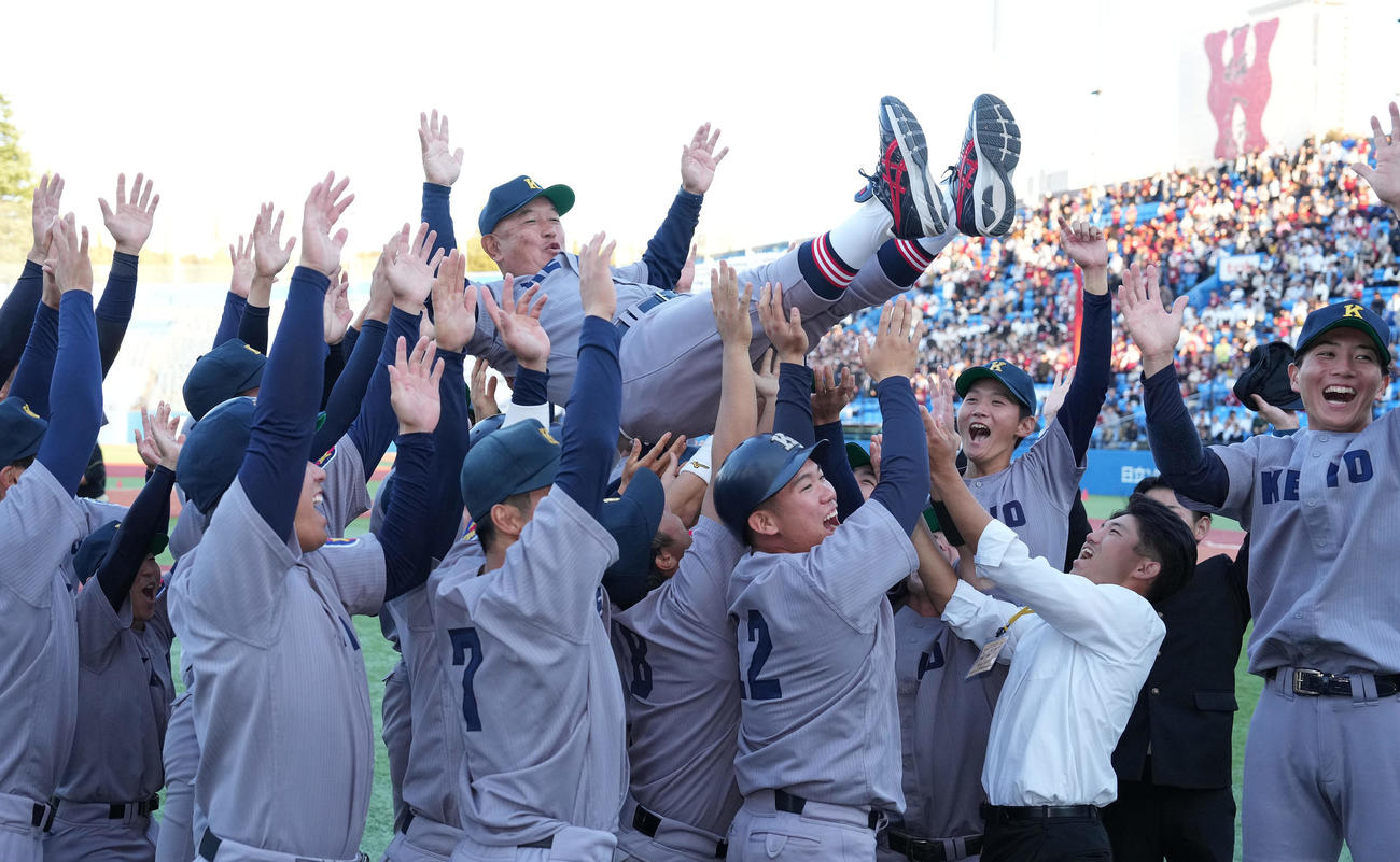 慶大対早大　優勝し、胴上げされる慶大・堀井監督（撮影・鈴木みどり）