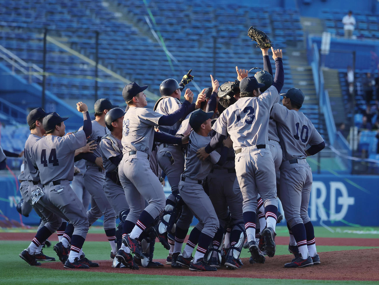 慶大対早大　優勝を決め、歓喜する慶大・広瀬（右端）ら（撮影・足立雅史）