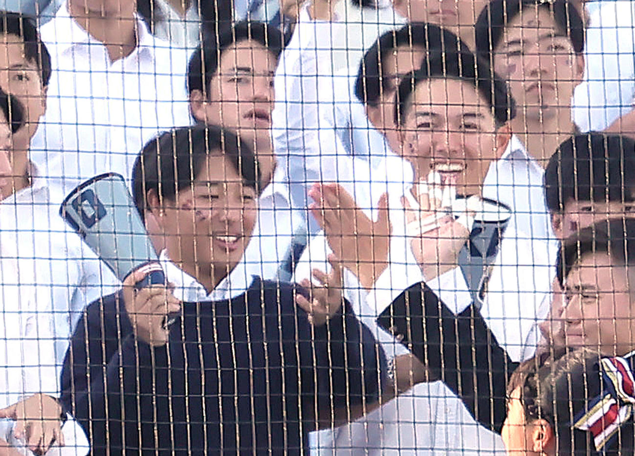 慶大対早大　スタンドから声援を送る清原正吾（右）と勝児の兄弟（撮影・足立雅史）