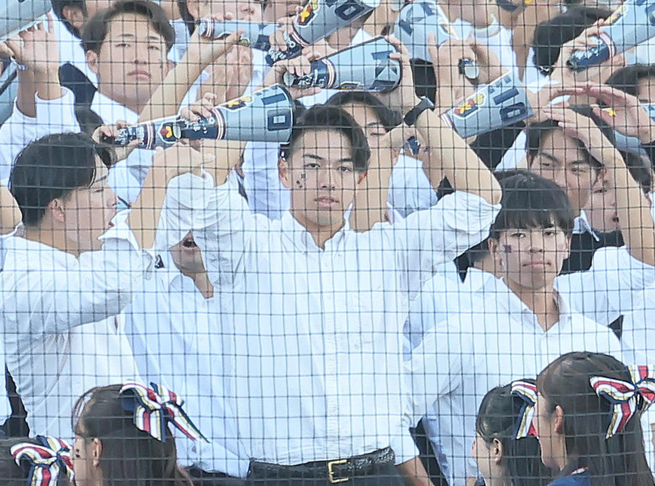 慶大対早大　スタンドから声援を送る清原正吾（中央）（撮影・足立雅史）