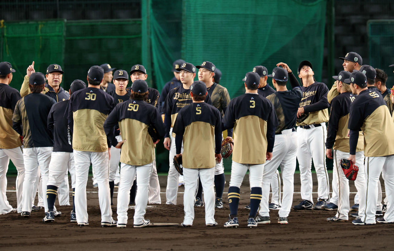 選手たちに話すオリックス中嶋監督（左）（撮影・宮地輝）