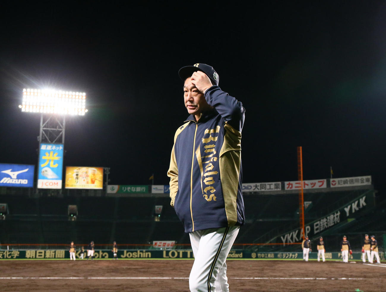 甲子園球場で練習を確認するオリックス中嶋監督（撮影・上山淳一）
