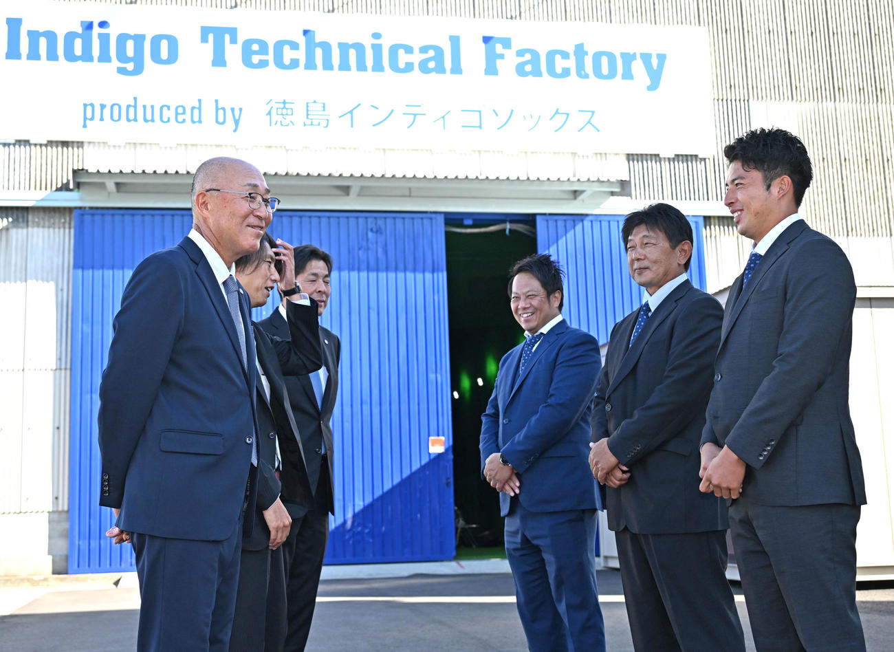 指名あいさつに訪れた、左から阪神畑山統括スカウト、宮脇編成ディレクター、渡辺スカウトを迎える、右から椎葉ドラフト2位の剛、岡本監督、南代表取締役（撮影・石井愛子）