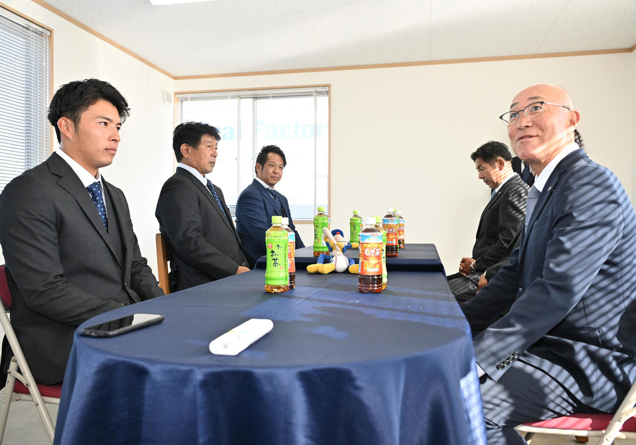 指名あいさつに訪れた（右から）畑山統括スカウト、渡辺スカウトからあいさつを受ける（左から）椎葉剛、岡本哲司監督、南啓介代表取締役（撮影・石井愛子）
