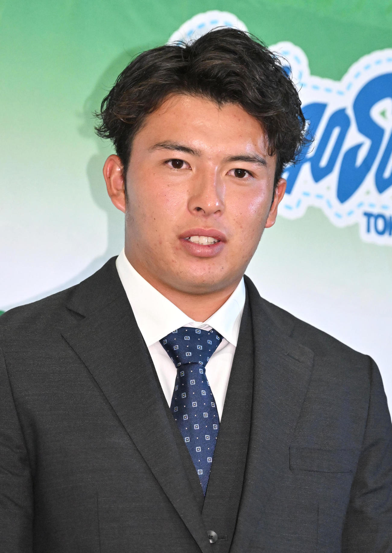 報道陣の質問に答えるドラフト2位の徳島インディゴソックス椎葉剛（撮影・石井愛子）