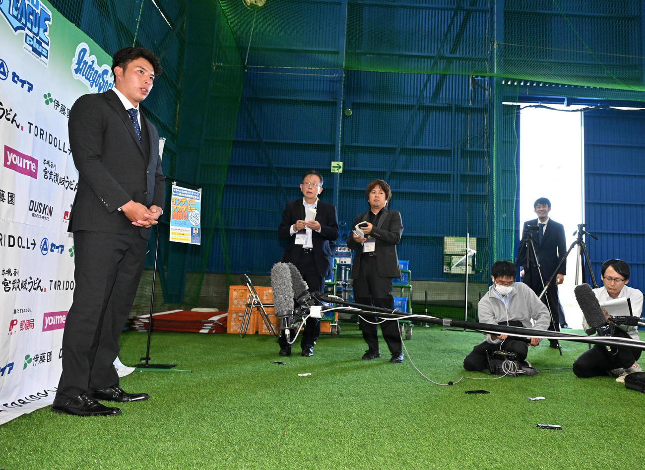 報道陣の質問に答えるドラフト2位の徳島インディゴソックス椎葉剛（左）（撮影・石井愛子）
