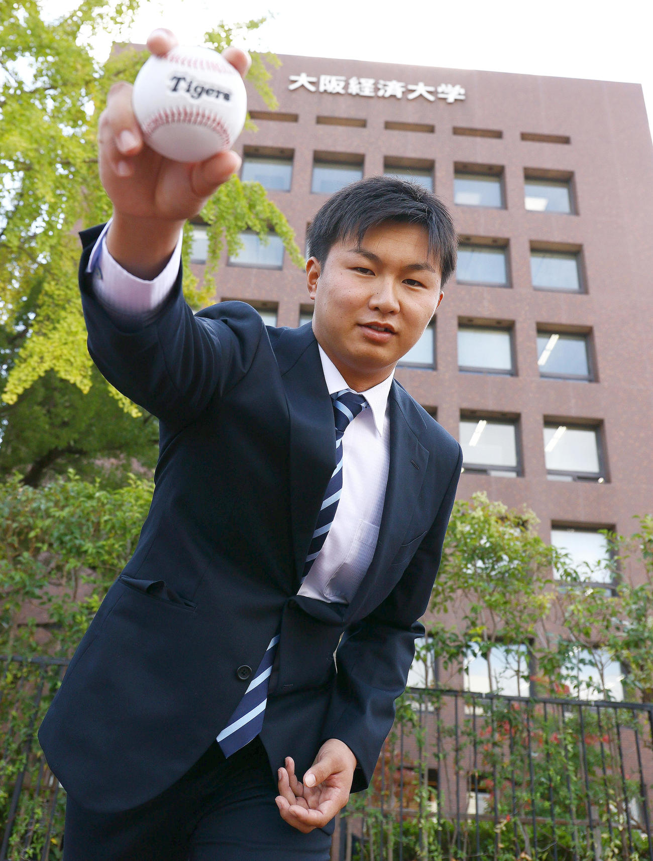 阪神ドラフト6位の大経大・津田はボールを手に記念撮影する（撮影・上山淳一）