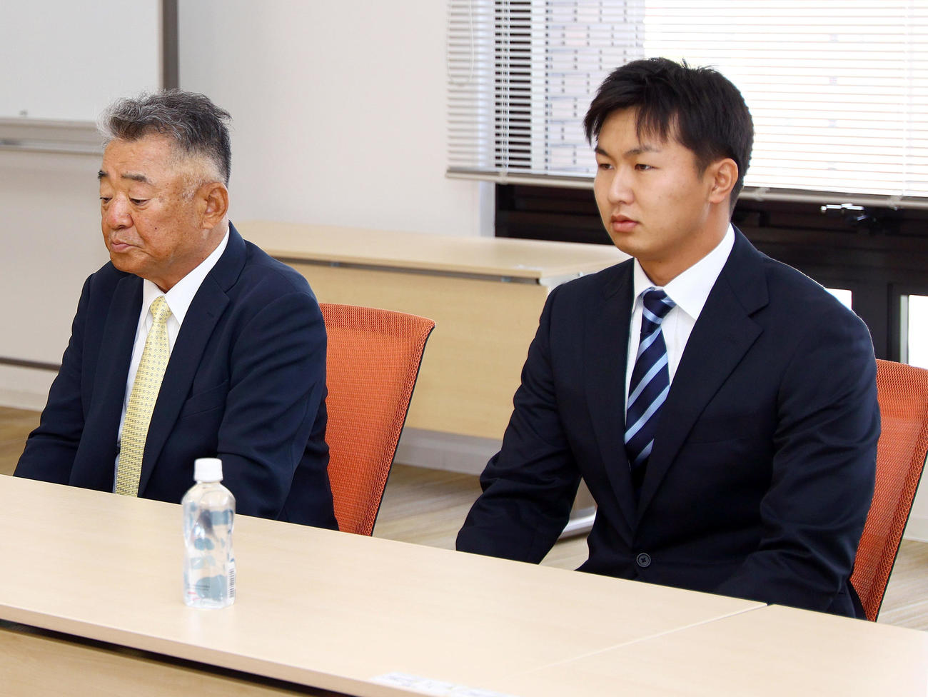 大経大・津田は阪神の指名あいさつを受ける。左は大経大・高代監督（撮影・上山淳一）