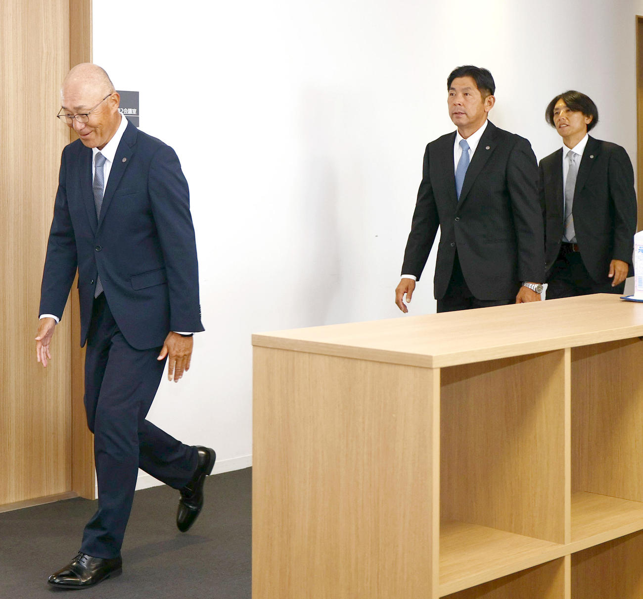 阪神ドラフト6位の大経大・津田の指名あいさつに訪れる、左から畑山統括スカウト、宮脇編成ディレクター、渡辺スカウト（撮影・上山淳一）