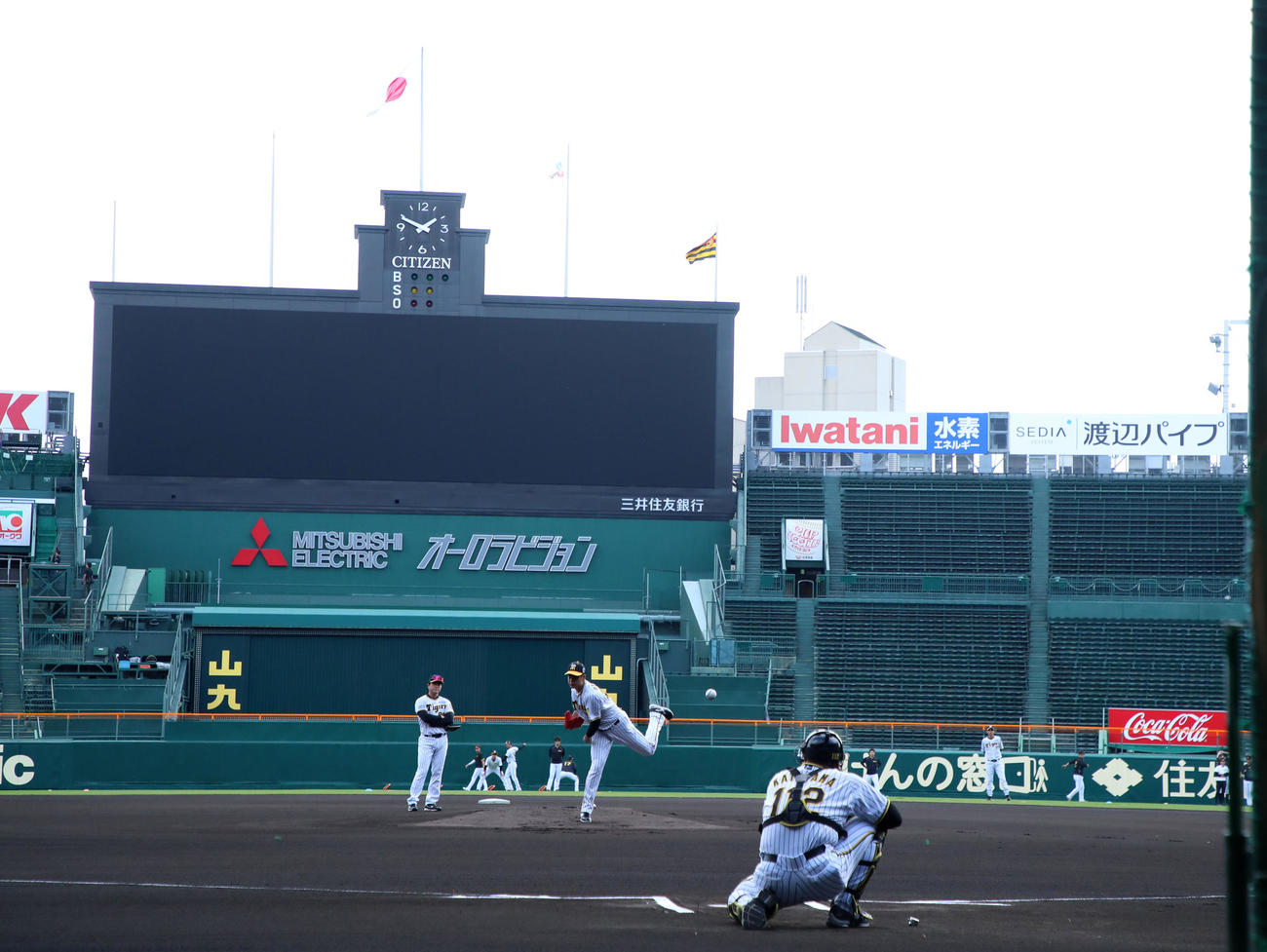 マウンドから投球練習する大竹（撮影・加藤哉）