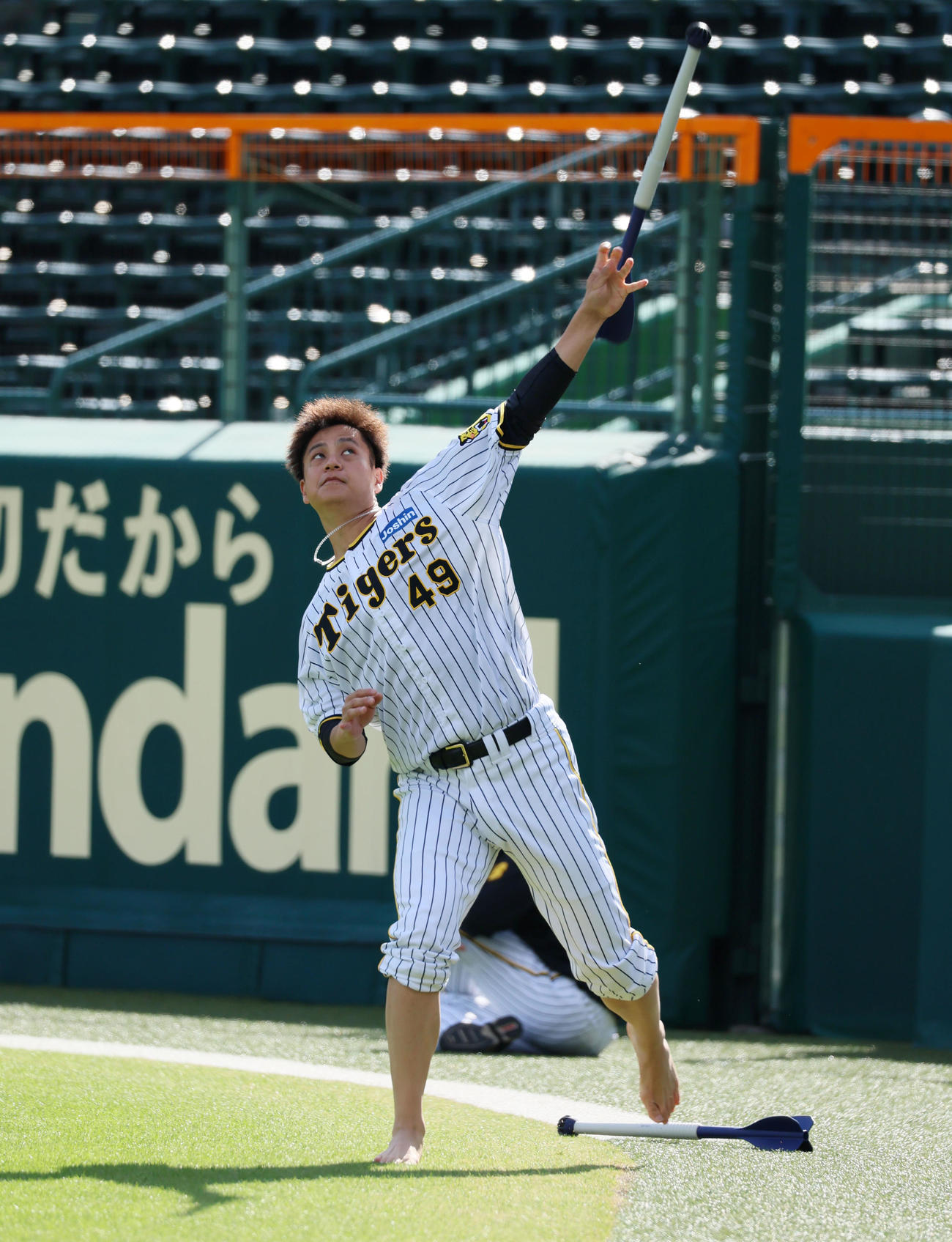 裸足でやり投げトレーニングを行う大竹（撮影・加藤哉）
