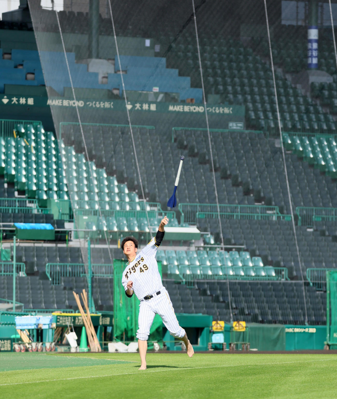 裸足でやり投げトレーニングを行う大竹（撮影・加藤哉）