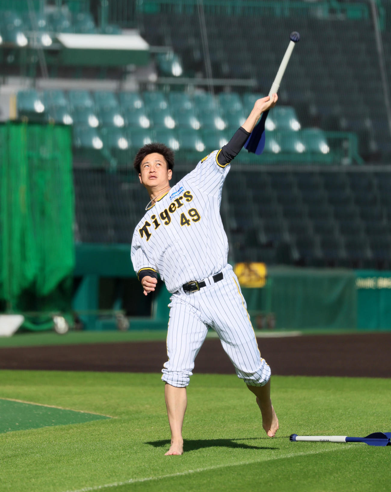 裸足でやり投げトレーニングを行う大竹（撮影・加藤哉）