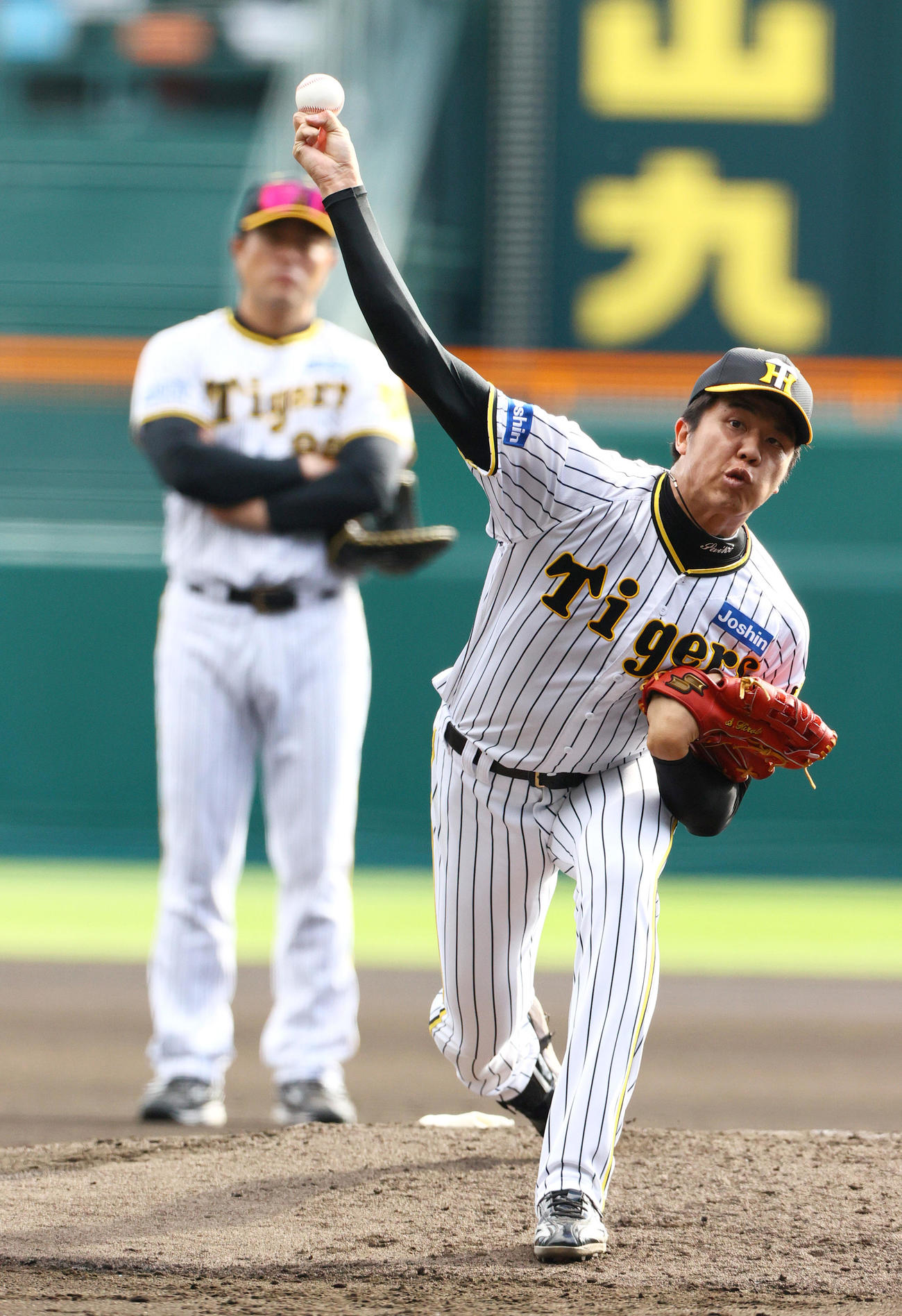 マウンドから投球する阪神才木。後方は安藤コーチ（撮影・上山淳一）