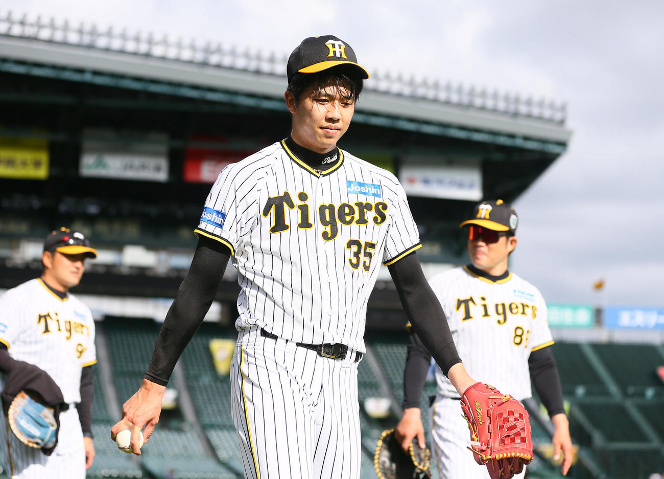 マウンドを確かめた阪神才木（手前）はグラウンドを移動する（撮影・上山淳一）