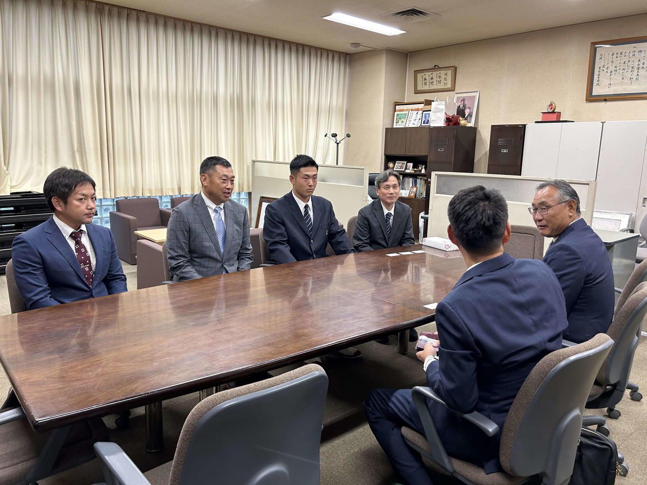 指名あいさつに臨む東海大菅生・日当直喜投手（奥左から3人目）（撮影・黒須亮）