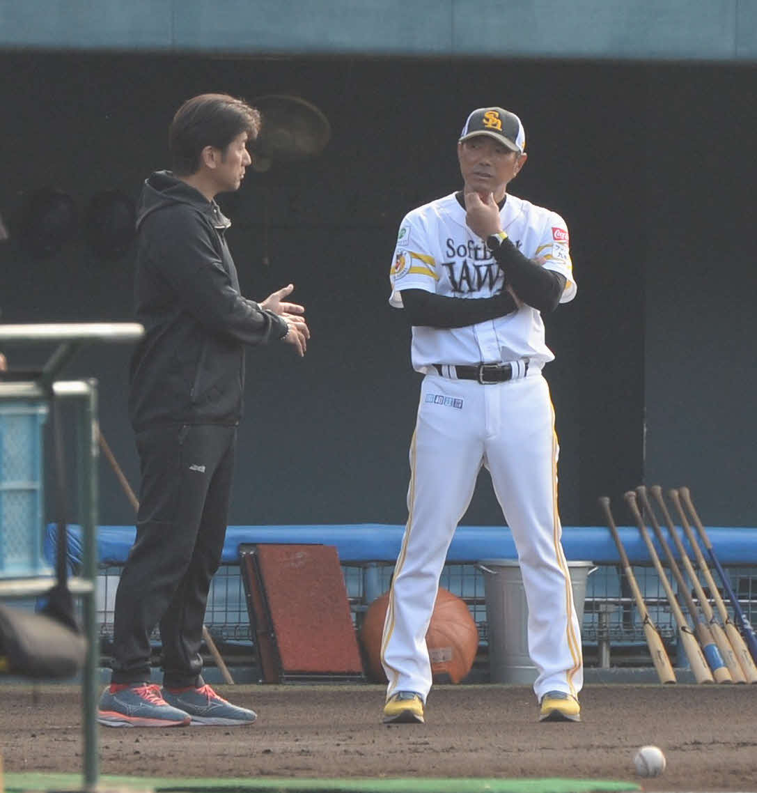 ソフトバンク小久保監督（右）はDeNA三浦監督と話し合う（撮影・佐藤究）