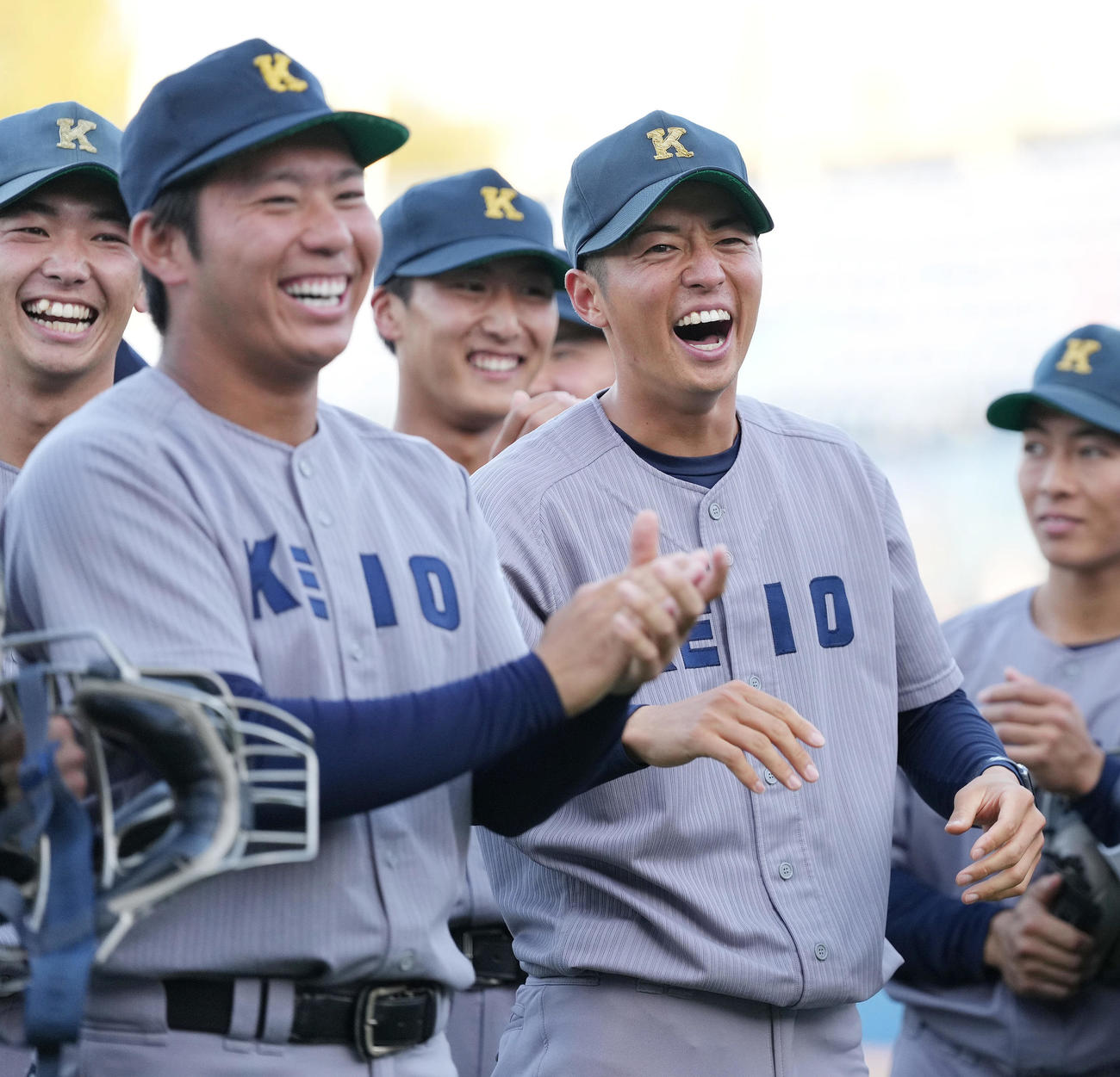 慶大対早大　優勝インタビューを笑顔で聞く慶大・関学生コーチ（手前右）（撮影・鈴木みどり）