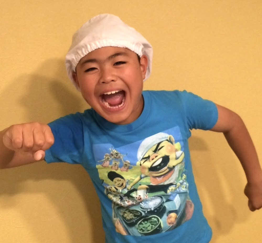 給食番長のTシャツを着た、当時10歳の小笠原蒼内野手（家族提供）