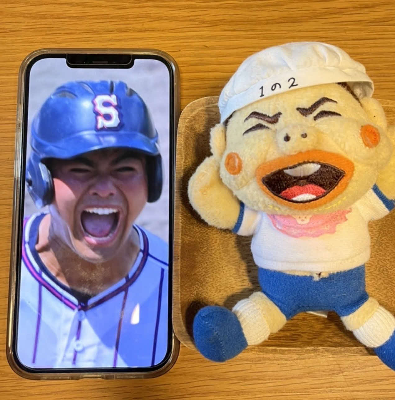 試合で豪快な表情を見せる小笠原蒼選手と、給食番長のぬいぐるみ（家族提供）