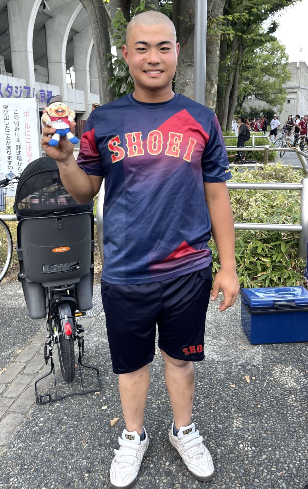 今年7月の京都大会準決勝の試合後、給食番長のぬいぐるみを手に持つ小笠原蒼内野手（家族提供）
