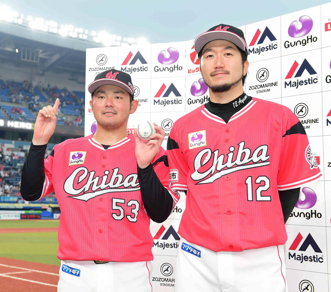 プロ初本塁打となる満塁弾の活躍を見せた江村はお立ち台で記念球を披露。右は先発の石川歩（2019年6月2日撮影）　