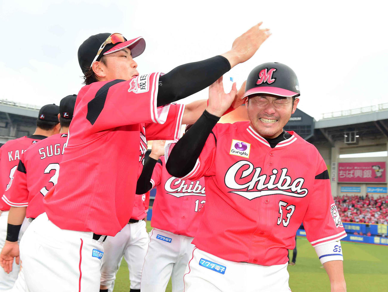 プロ初本塁打となる満塁弾の活躍を見せたロッテ江村（右）は、勝利のセレモニー後に三木から手荒い祝福を受ける（2019年6月2日撮影）　