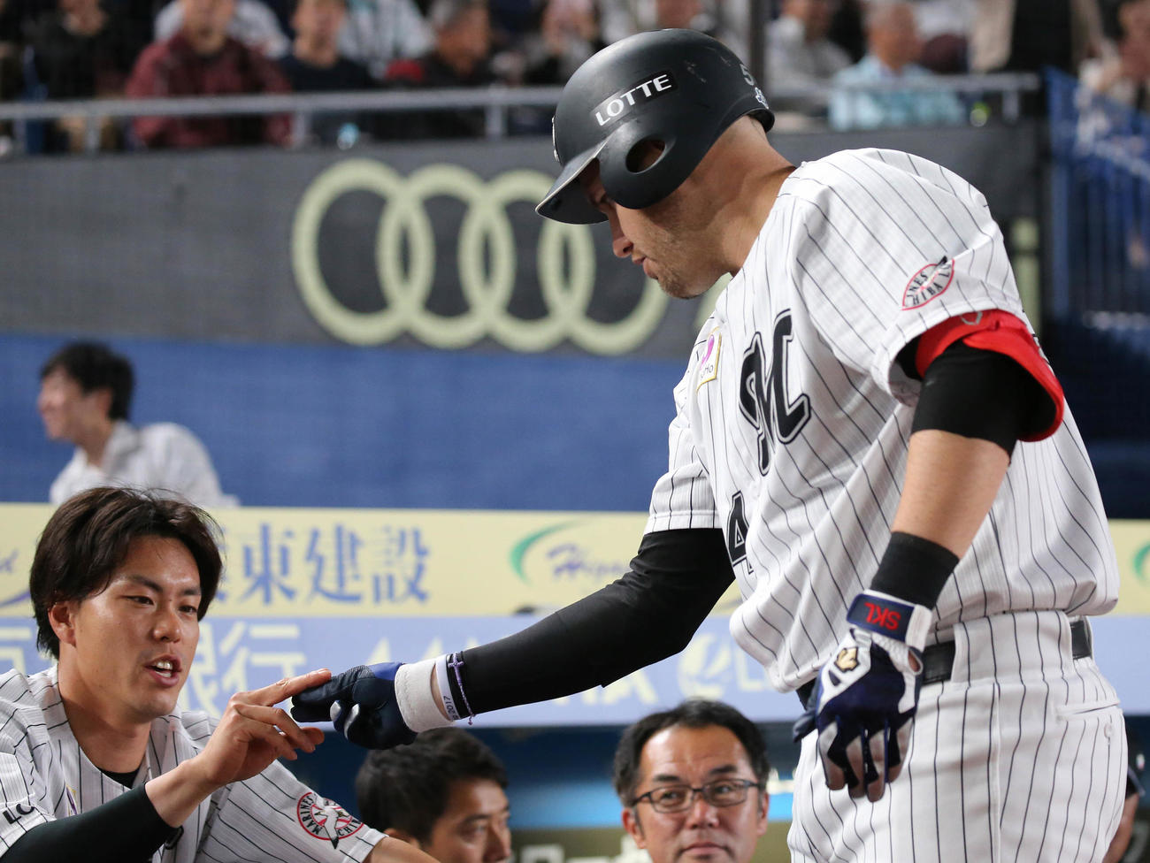 レアードは中越え本塁打を放ち、寿司を三木に手渡すパフォーマンス（2019年6月12日撮影）