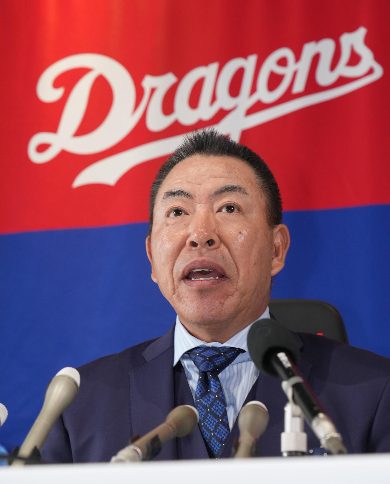 中日2軍監督に就任し会見する井上氏（撮影・森本幸一）
