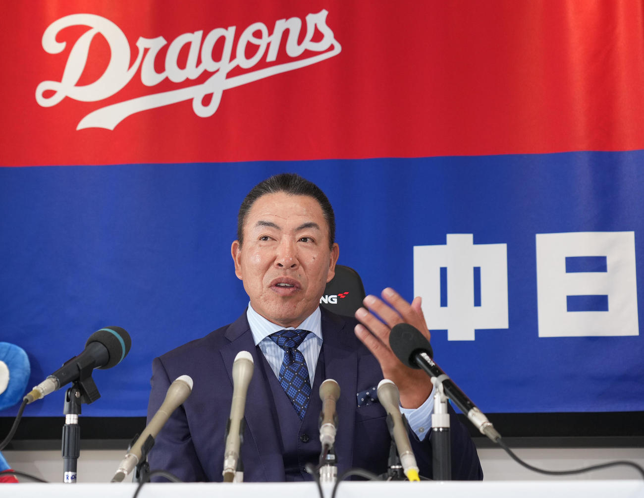 中日2軍監督に就任し会見する井上氏（撮影・森本幸一）
