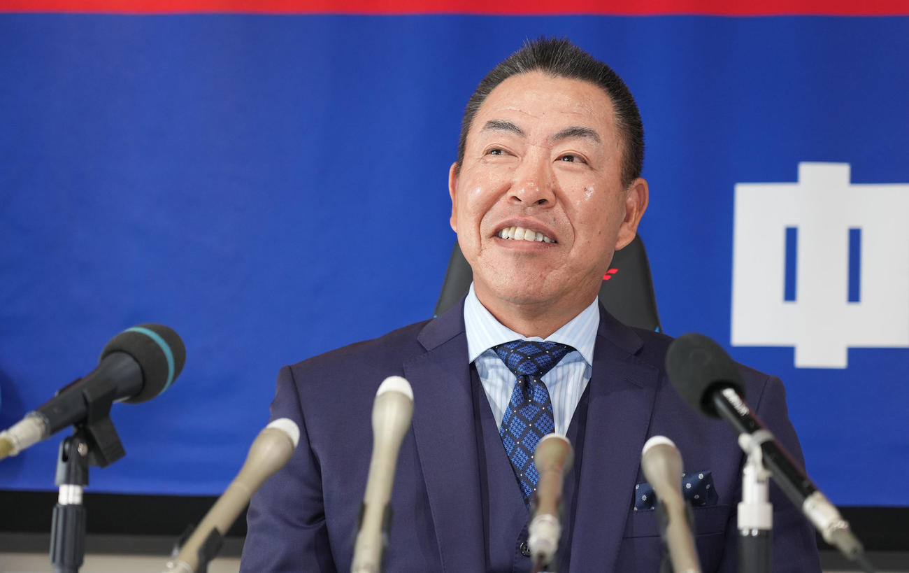 中日2軍監督に就任し会見する井上氏（撮影・森本幸一）