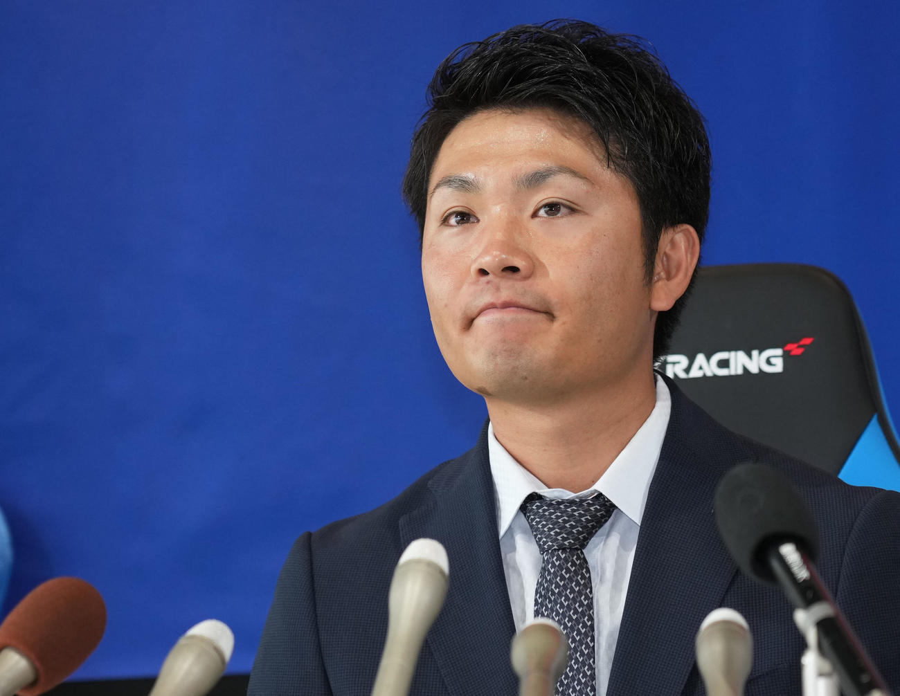 戦力外通告を受け取材に応じる溝脇（撮影・森本幸一）