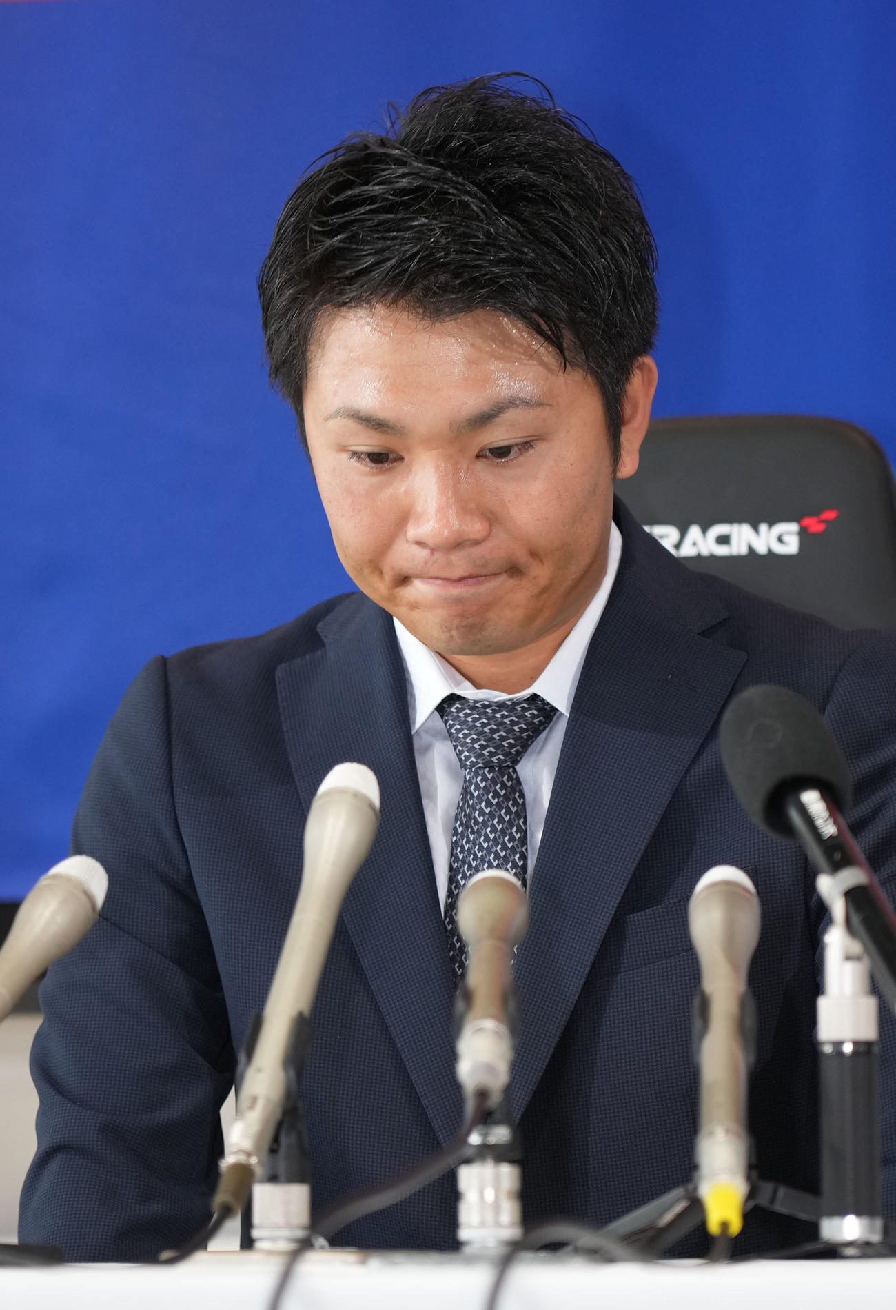 戦力外通告を受け取材に応じる溝脇（撮影・森本幸一）