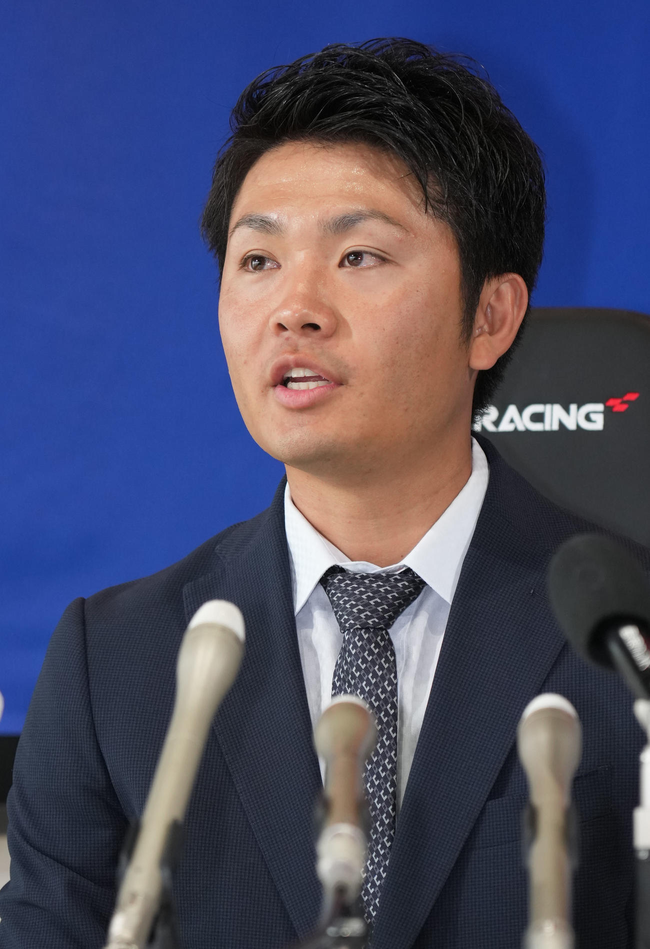戦力外通告を受け取材に応じる溝脇（撮影・森本幸一）