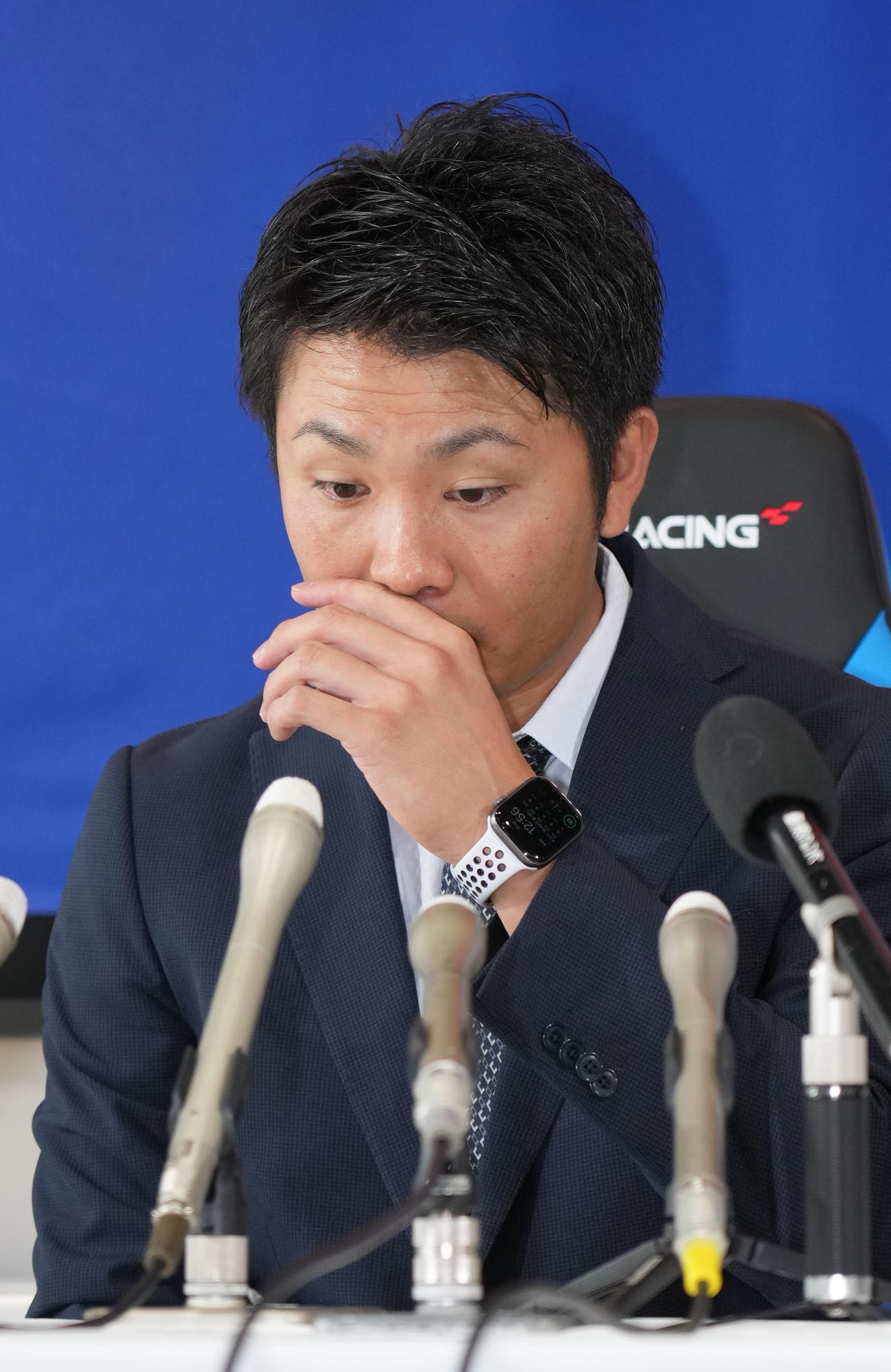 戦力外通告を受け取材に応じる溝脇（撮影・森本幸一）