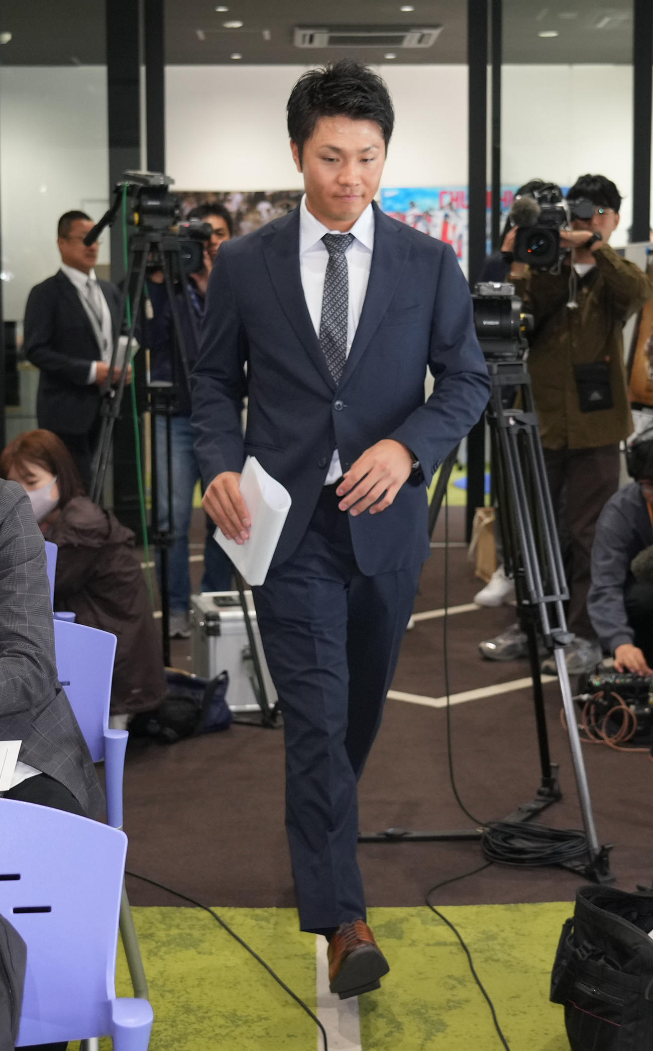 戦力外通告を受け取材に応じる溝脇（撮影・森本幸一）