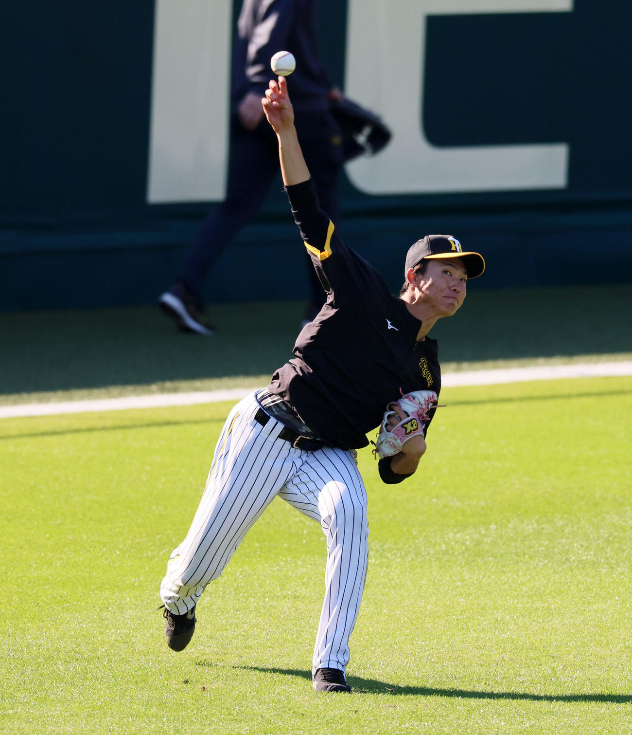 阪神対オリックス　練習に合流しキャッチボールする湯浅（撮影・加藤哉）
